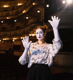 Summer courses in theater and music in England