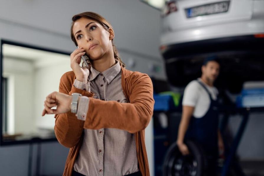 What should a passenger who misses the plane do?