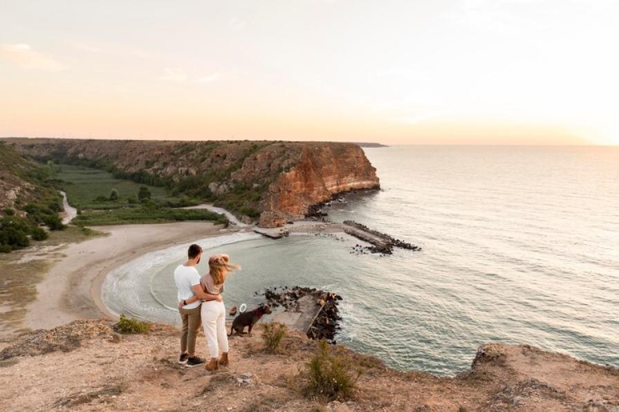 What dangers can be encountered on Australian beaches?