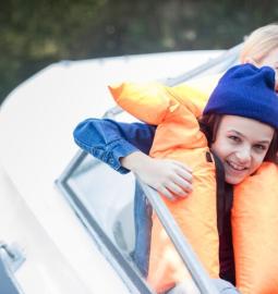 Massages, boat classes, boxing and lessons in bunkers: amazing features of schools from around the world