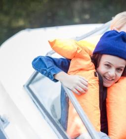 Massages, boat classes, boxing and lessons in bunkers: amazing features of schools from around the world