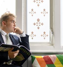 Earlscliffe Sixth Form School invites you to the Easter and summer holidays with discounts