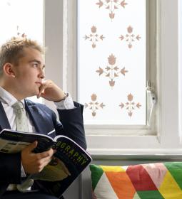 Earlscliffe Sixth Form School invites you to the Easter and summer holidays with discounts