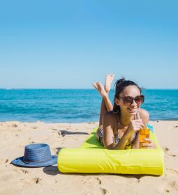 How to relax on the beach with pleasure and health benefits
