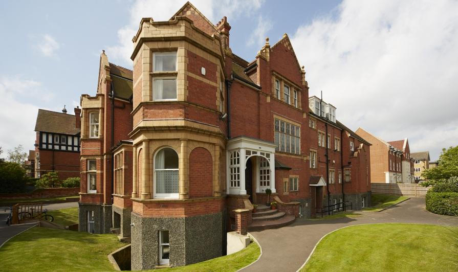 Earlscliffe Sixth Form School invites you to the Easter and summer holidays with discounts