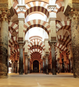 Mesquita: Arabic script of a Catholic cathedral