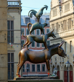 The sculpture "Bremen Town Musicians" - famous heroes of the fairy tale of the Brothers Grimm