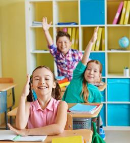 Why do children always sit separately in American schools?