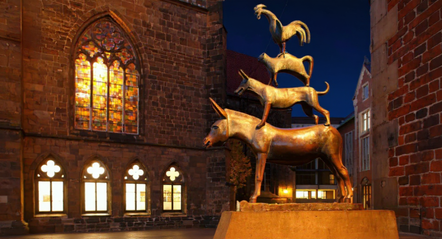 The sculpture "Bremen Town Musicians" - famous heroes of the fairy tale of the Brothers Grimm