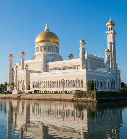 TOP-7 most luxurious royal residences