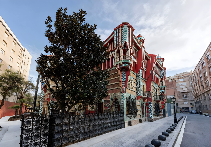 TOP-3 fabulous projects by Antonio Gaudi that will take your breath away!